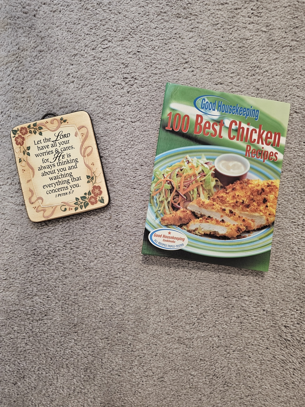 100 Best Chicken Recipes Cookbook - Green Cover And Table Plaque